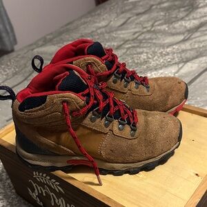 Columbia size 3 youth Newton Ridge hiking boots